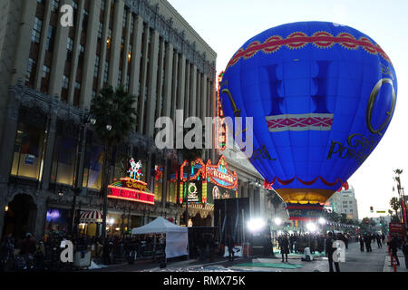Atmosfera -083 a Oz il grande e potente Premiere al El Capitan Theatre di Los Angeles.Atmosfera -083 evento nella vita di Hollywood - California, moquette rossa e dietro le quinte, movie celebrità, personaggi televisivi, musica celebrità, Topix, Bestof, arte cultura e intrattenimento, fotografia, inchiesta tsuni@Gamma-USA.com , Tsuni Credito / STATI UNITI D'AMERICA, usura accessori da persone su evento. scarpe, gioielli, anello, orecchini, borsa di atmosfera e altri. dal 2013 Foto Stock