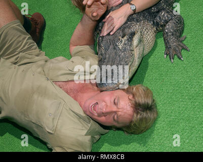 Steve Irwin con la moglie Terri al premiere ' il cacciatore del coccodrillo: Rotta di collisione ' al Arclight Theatre di Los Angeles. Giugno 29, 2002. - IrwinSteve Terri croc24.JPG15 IrwinSteve Terri croc24 === Red Carpet Event, USA, industria cinematografica, celebrità, fotografia, arte cultura e intrattenimento, Topix celebrità moda, meglio di, evento nella vita di Hollywood - California, moquette rossa e dietro le quinte, USA, industria cinematografica, celebrità, movie celebrità, personaggi televisivi, musica celebrità, fotografia, Bestof, arte cultura e intrattenimento, dall'anno , 2017, accessorio indossa Foto Stock