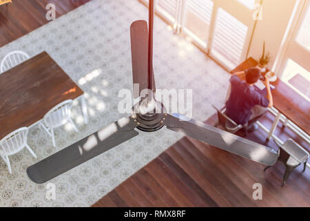 Interior ventilatore da soffitto decorazione della casa nella calda stagione estiva Foto Stock