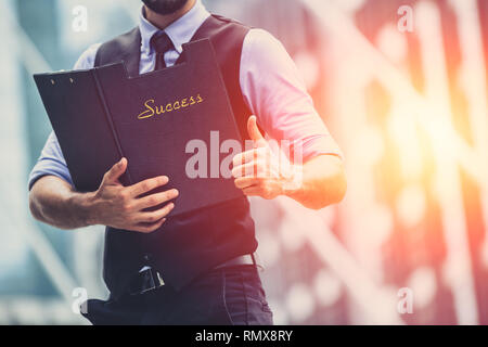 Imprenditore successo mostra Thumbs up buon lavoro di concetto. Foto Stock