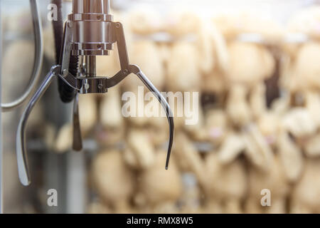 Bambola giapponese morsetto UFO Catcher, giocattolo gru artiglio grabber macchina arcade in Giappone. Foto Stock