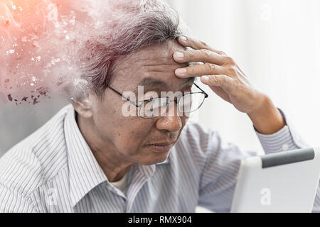 Asian elder perso la memoria da demenza o malattia di Alzheimer concept Foto Stock