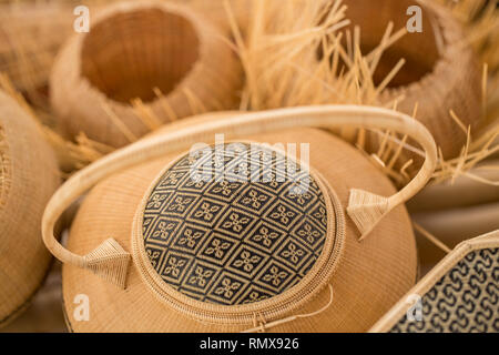 OTOP tailandese prodotto da asciutto erba Hygaliepa armatura come basketry Foto Stock