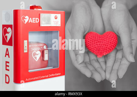 AED o Defibrillatore automatico esterno primo aiuto aiutano a dare vita il concetto di cuore Foto Stock