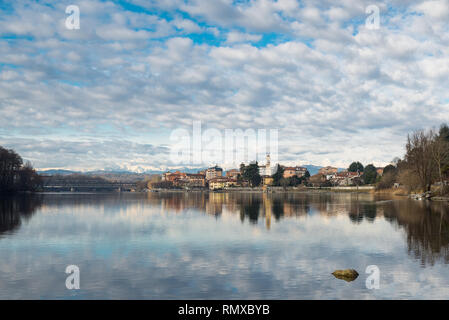 Grande fiume italiano. Fiume Ticino a Sesto Calende comune Foto Stock