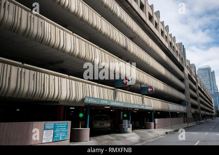 Un calcestruzzo brutalist architettura stile auto in un garage di San Francisco, California. Foto Stock