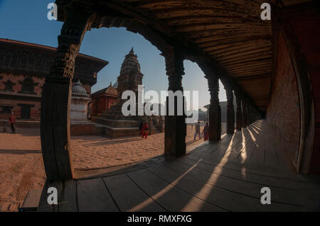 BHAKTAPUR, Kathmandu, Nepal-CIRCA 2013 : nepalesi non identificato a piedi da un antico tempio di Bhaktapur tempio complesso in Bhaktapur, Nepal. Foto Stock