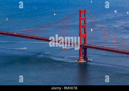 Vista aerea della torre sud del Ponte Golden Gate Yacht e sulla baia, volando sopra San Francisco, Stati Uniti d'America Foto Stock