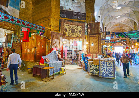 ISFAHAN, IRAN - 21 ottobre 2017: numerose bancarelle con ghalamkar fatti a mano arazzi, tradizionale per Isfahan, situato in Grand (Soltani) Bazaar, Foto Stock