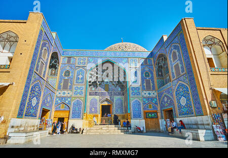 ISFAHAN, IRAN - 21 ottobre 2017: riccamente decorate a mezza luna gateway rientrante della storica Sceicco Lotfollah moschea è coperto con ornati t Persiano Foto Stock