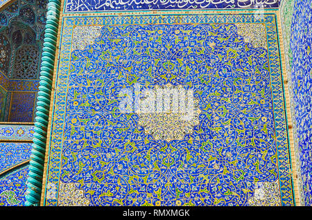 Il portale di ingresso dello Sceicco Lotfollah Mosque vanta belle fantasie floreali di piastrella vetrinata, Isfahan, Iran. Foto Stock