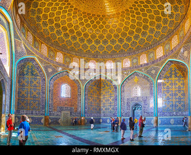 ISFAHAN, IRAN - 21 ottobre 2017: la sala da preghiera dello Sceicco Lotfollah moschea con belle decorazioni di piastrelle, pareti arcuate e grande cupola, il 21 ottobre a Foto Stock