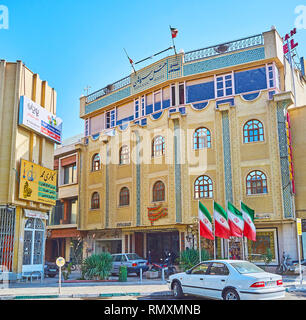 ISFAHAN, IRAN - 21 ottobre 2017: la facciata di palazzo moderno, decorate con mattoni e piastrelle tradizionali schemi, il 21 ottobre a Isfaha Foto Stock