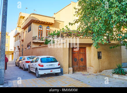 La strada tranquilla di nuova Julfa quartiere armeno con tipiche case e piccoli giardini di Isfahan, Iran. Foto Stock