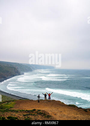 Gli escursionisti sulla Rota Vicentina sentiero tra Arrifana e Carrapateira nel sud del Portogallo. La Rota Vicentina è una serie di multi-gite avviata Foto Stock