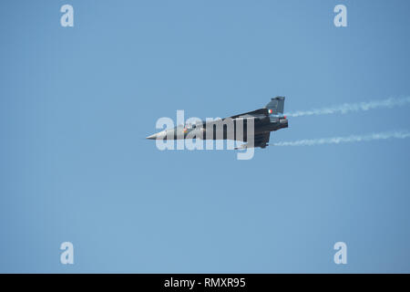 L'immagine di Tejas aeromobile eseguire ad Aero India 2017, un air show a banglore, Karnataka, India Foto Stock