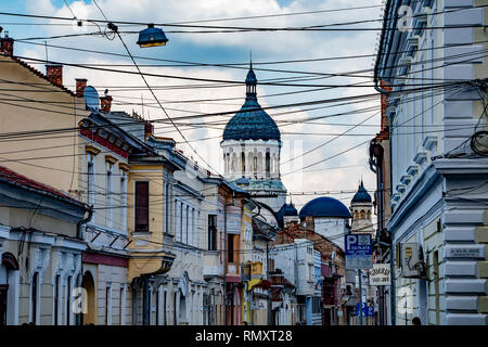 Cluj Napoca, Romania - 31 Luglio 2018: una strada fotografia scattata nel centro della città di Cluj Napoca, Romania, con edifici vecchi, una chiesa e un Foto Stock