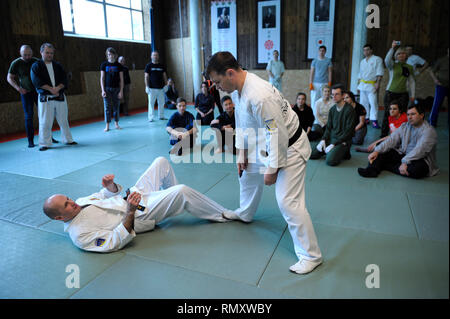 Nippon kempo insegnanti di autoprotezione utilizzando mezzi improvvisati: passi e un braccio di bloccaggio del piede. Febbraio 6, 2019. A Kiev, Ucraina Foto Stock