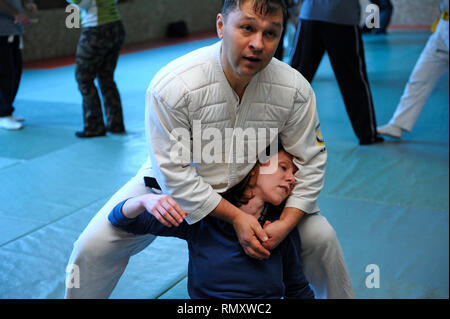 Nippon kempo istruttore insegnamento di autoprotezione utilizzando mezzi improvvisati: buttare e soffiare nella gola.Febbraio 6, 2019. A Kiev, Ucraina Foto Stock