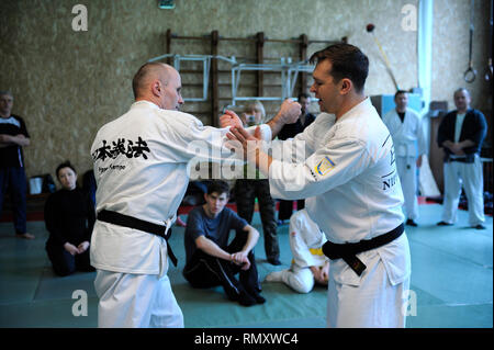 Nippon kempo istruttore insegnamento di autoprotezione utilizzando mezzi improvvisati: frizione e soffiare nel gomito.Febbraio 6, 2019. A Kiev, Ucraina Foto Stock