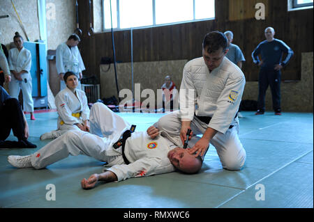 Nippon kempo istruttore insegnamento di autoprotezione utilizzando mezzi improvvisati: buttare e soffiare nella gola.Febbraio 6, 2019. A Kiev, Ucraina Foto Stock