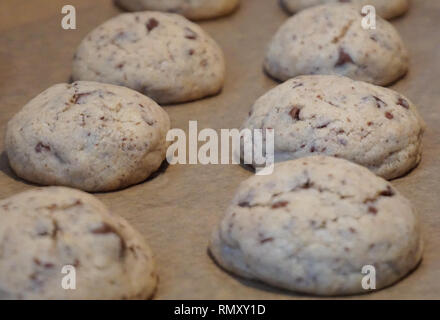 Palline di pasta per in casa gustosi biscotti morbidi con cioccolato grattugiato Foto Stock