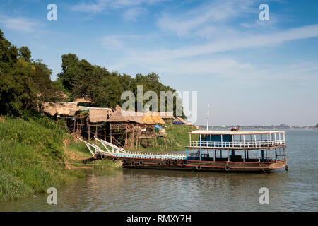 Cambogia, Phnom Penh, albanese Prek Leap, Ferry Terminal traghetti per Koh Dach, Isola di seta ormeggiato sul fiume Mekong Foto Stock