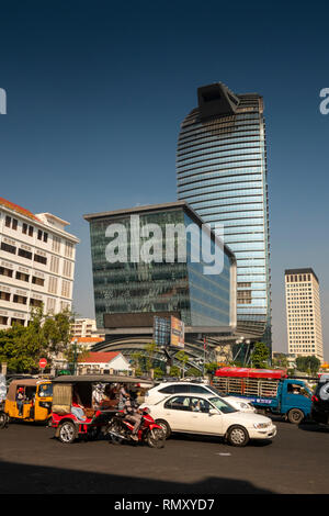 Cambogia, Phnom Penh, centro città, Preah Ang Non Street, il traffico su strada passando Vattanac Torre di capitale Foto Stock