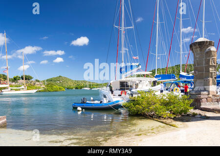 Yachts all'ancoraggio, English Harbour, il Parco Nazionale di Nelson's Dockyard, San Paolo parrocchia, Antigua Antigua e Barbuda, Piccole Antille, dei Caraibi Foto Stock