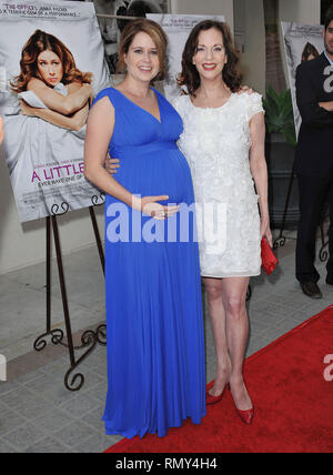 Jenna Fischer e Leslie Ann Warren arriva al 'un po' di aiuto' Premiere al Cary Grant Theatre di Los Angeles.Jenna Fischer  46 evento nella vita di Hollywood - California, tappeto rosso Evento, STATI UNITI D'AMERICA, industria cinematografica, celebrità, fotografia, Bestof, arte cultura e intrattenimento, Topix celebrità moda, migliori della vita di Hollywood, evento nella vita di Hollywood - California, moquette rossa e dietro le quinte, movie celebrità, personaggi televisivi, musica celebrità, Topix, attori da lo stesso film e cast co star insieme. inchiesta tsuni@Gamma-USA.com, Credito Tsuni / STATI UNITI D'AMERICA, 2011 - Gruppo, TV e film cast Foto Stock