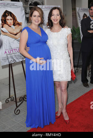 Jenna Fischer, Leslie Ann Warren arriva al 'un po' di aiuto' Premiere al Cary Grant Theatre di Los Angeles.Jenna Fischer, Leslie Ann Warren  20 evento nella vita di Hollywood - California, tappeto rosso Evento, STATI UNITI D'AMERICA, industria cinematografica, celebrità, fotografia, Bestof, arte cultura e intrattenimento, Topix celebrità moda, migliori della vita di Hollywood, evento nella vita di Hollywood - California, moquette rossa e dietro le quinte, movie celebrità, personaggi televisivi, musica celebrità, Topix, attori da lo stesso film e cast co star insieme. inchiesta tsuni@Gamma-USA.com, Credito Tsuni / STATI UNITI D'AMERICA, 2011 - Gruppo, TV e m Foto Stock