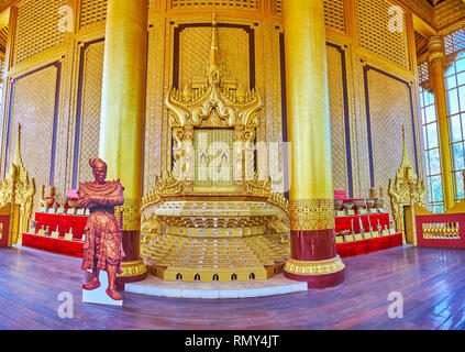 BAGO, MYANMAR - 15 febbraio 2018: la complessa decorazione di Thihathana (Lion) Trone fino con motivi scolpiti, sculture e mirrorwork, grande pubblico H Foto Stock