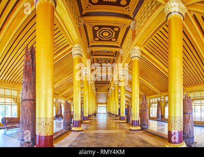 BAGO, MYANMAR - 15 febbraio 2018: La Grande Udienza (Lion trono Hall) di Kanbawzathadi Golden Palace è famoso per il suo splendido interno con Foto Stock
