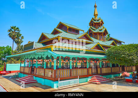 BAGO, MYANMAR - 15 febbraio 2018: Il legno colorato pellegrini padiglione presso la porta nord di Shwemawdaw Pagoda è decorata con motivi scolpiti e Foto Stock
