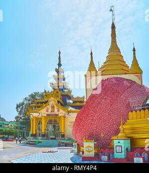 BAGO, MYANMAR - 15 febbraio 2018: Il grande blocco di mattoni ai piedi della Pagoda Shwemawdaw è conservata la prova del terremoto del 1917, su Februar Foto Stock
