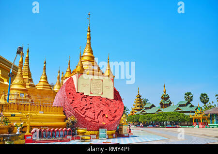 BAGO, MYANMAR - 15 febbraio 2018: Il rosso mattone blocco al golden Shwemawdaw Paya era crollato durante il terremoto e ora è conservato parte del Foto Stock