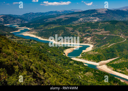 Panorama da Koziji Kamen, al Lago Zavoj, nei pressi di Pirot, su Stara Planina. L'acqua è blu e verde della foresta e la pura aria di montagna. Foto Stock