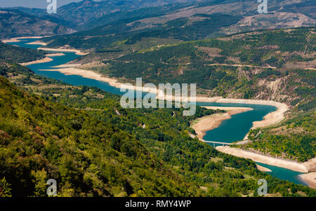 Panorama da Koziji Kamen, al Lago Zavoj, nei pressi di Pirot, su Stara Planina. L'acqua è blu e verde della foresta e la pura aria di montagna. Foto Stock