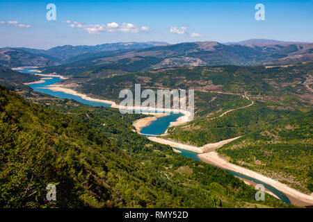 Panorama da Koziji Kamen, al Lago Zavoj, nei pressi di Pirot, su Stara Planina. L'acqua è blu e verde della foresta e la pura aria di montagna. Foto Stock