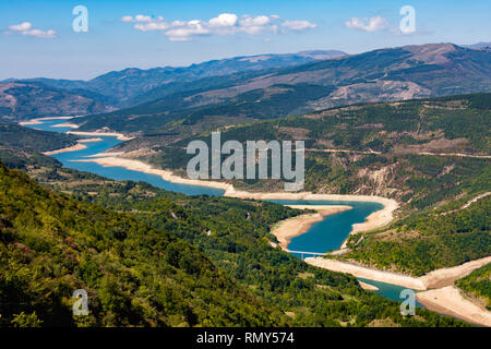 Panorama da Koziji Kamen, al Lago Zavoj, nei pressi di Pirot, su Stara Planina. L'acqua è blu e verde della foresta e la pura aria di montagna. Foto Stock