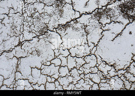 Vista aerea intorno a 120 metri o 400 piedi di Amboy Saline in ventinove Palms, Southern Calfornia utilizzato per la produzione di sale Foto Stock