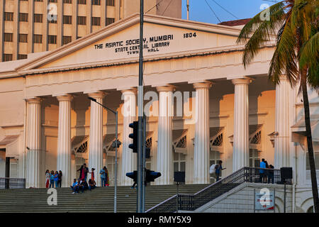 La società asiatica di Mumbai e biblioteca, in epoca coloniale la Town Hall si trova a Horniman Circle, Fort, Mumbai, India Foto Stock