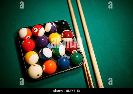 Palle da biliardo Piscina sul tavolo verde inizio gioco Foto Stock
