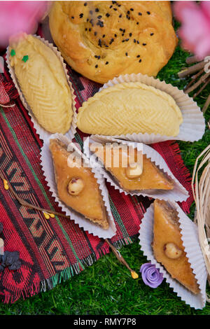 Uva passa nera, uva sultanina. shecurbura. Cresciuto. Shorgogal, un tradizionale pasticceria salata dall'Azerbaigian, su sfondo bianco . Azerbaijani Foto Stock