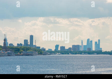 Vista del fiume e della città di Mosca al mattino presto il paesaggio urbano Foto Stock