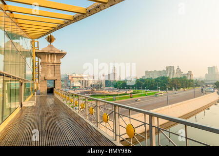 Vista del ponte alla stazione di Kazan a Mosca nel primo mattino Foto Stock