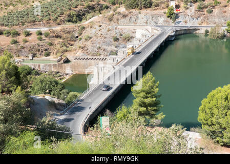 Spagna: la diga sul Embalse Tajo de la Encantada vicino a El Chorro. Foto Stock