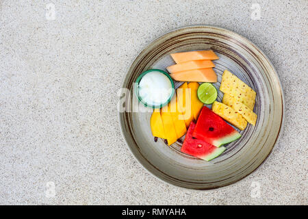 Estate colorata frutta con anguria, Mango, ananas, calce, melone e gelato Foto Stock