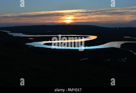 Serpeggiante Fiume Cuckmere al tramonto, Cuckmere Haven, East Sussex, Regno Unito Foto Stock