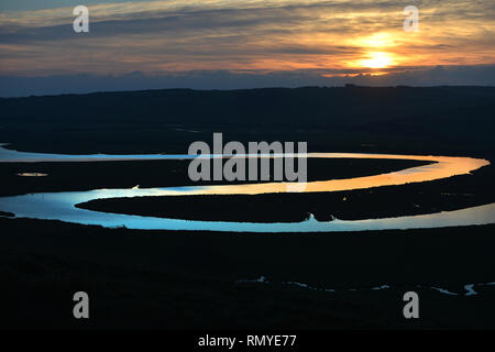 Serpeggiante Fiume Cuckmere al tramonto, Cuckmere Haven, East Sussex, Regno Unito Foto Stock